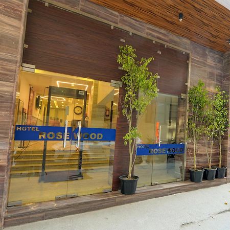 Rosewood Suites A Family Hotel Near Delhi Airport Nova Deli Exterior foto