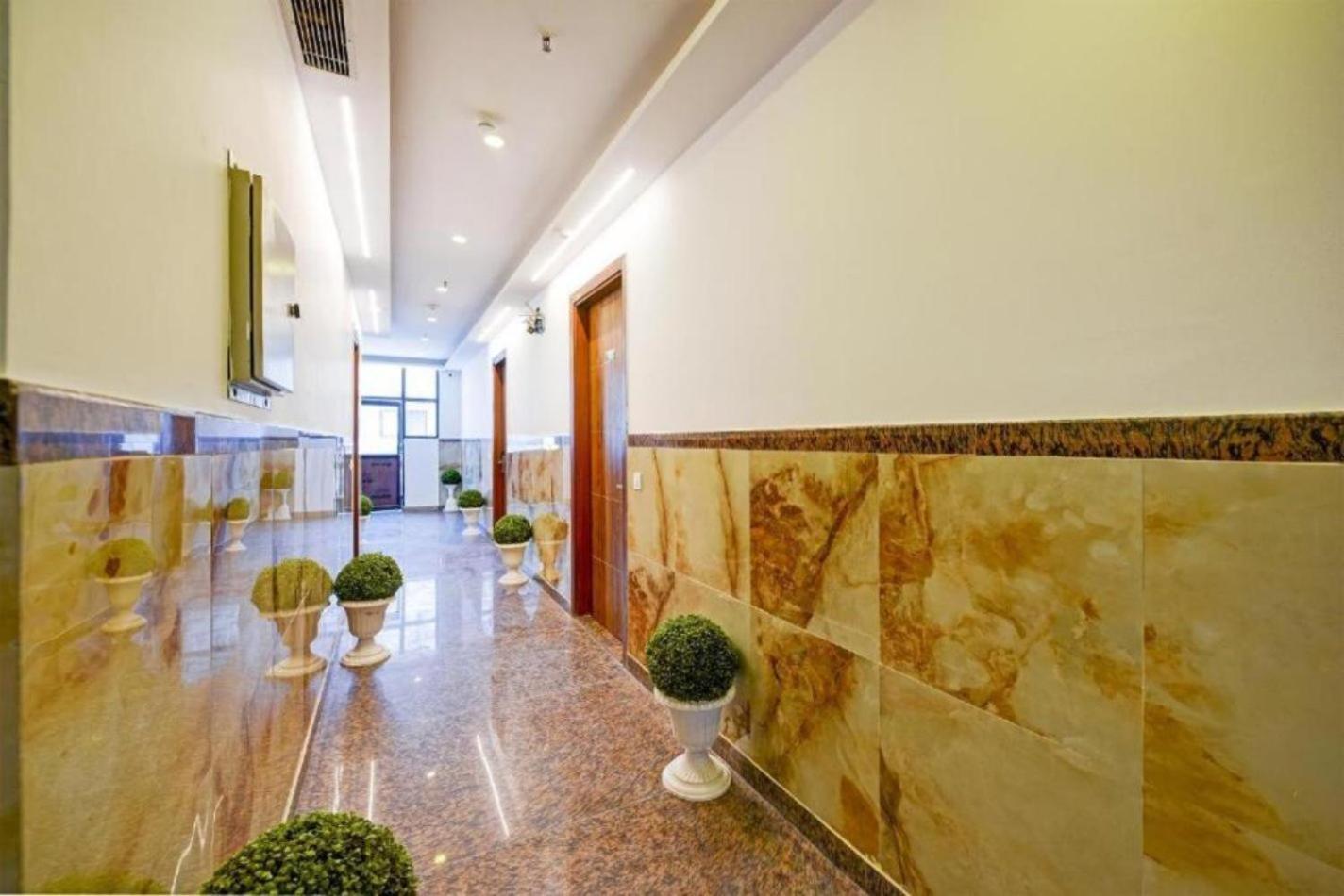 Rosewood Suites A Family Hotel Near Delhi Airport Nova Deli Exterior foto