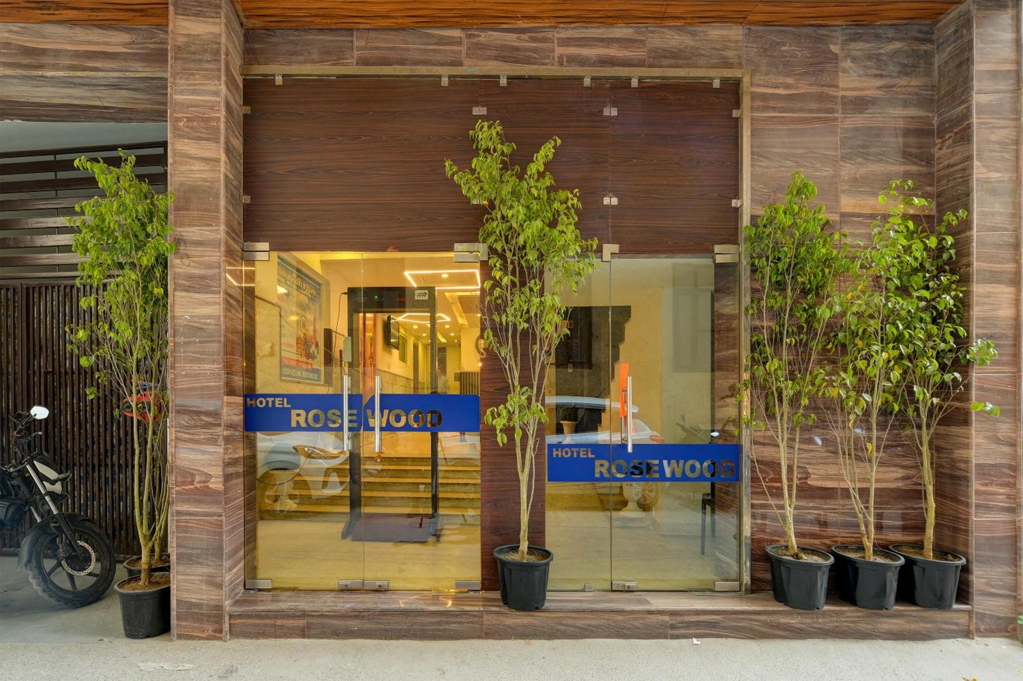 Rosewood Suites A Family Hotel Near Delhi Airport Nova Deli Exterior foto
